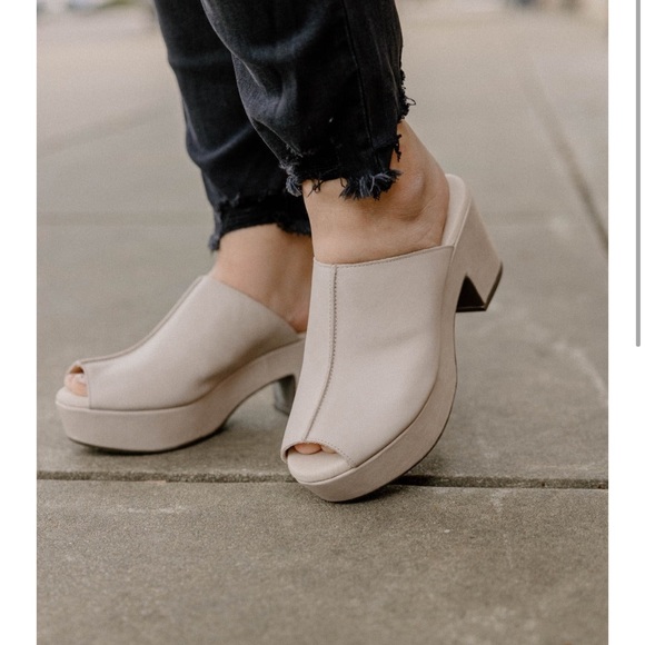 Chocolat Blu Gaddis Leather in Ivory size 8 - Picture 2 of 5